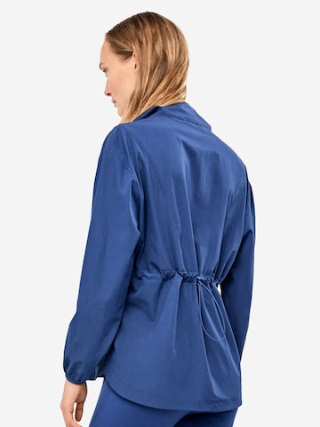 Gisela Jacke in Blau