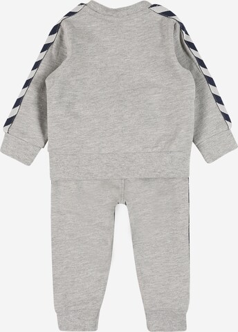 Completo sportivo di Hummel in grigio