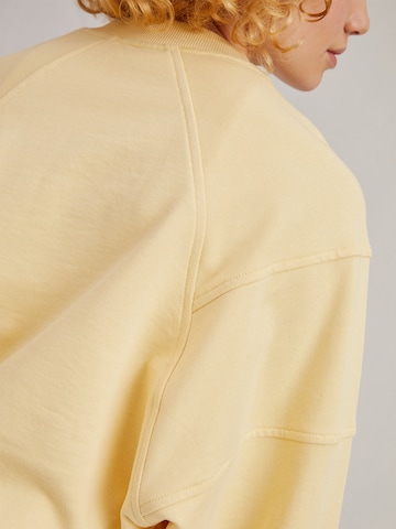 A LOT LESS Sweatshirt 'Kate' in Yellow