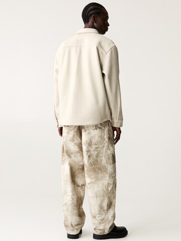 Pull&Bear Comfort Fit Риза в бежово