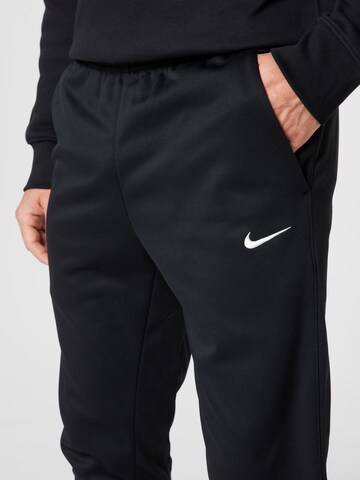 NIKE Tapered Sporthose in Schwarz