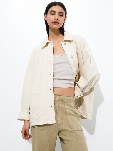 Pull&Bear Tussenjas in Beige: voorkant