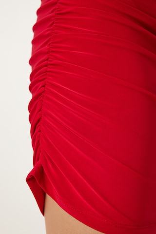 Rochie de cocktail de la Happiness İstanbul pe roșu