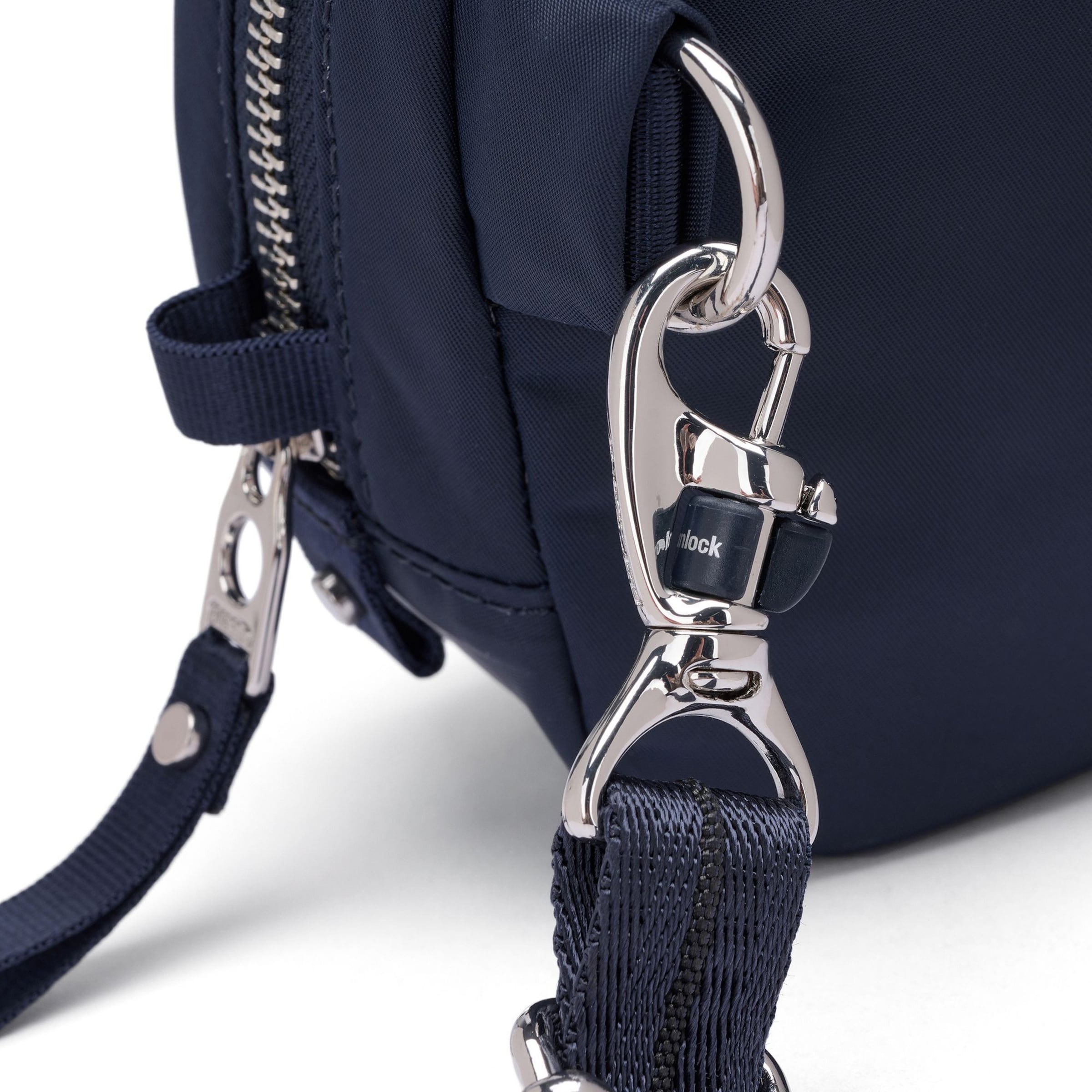 Pacsafe Umhängetasche in Blau