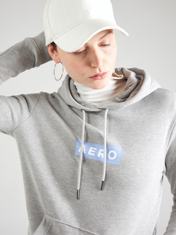 AÉROPOSTALE Sweatshirt i grå