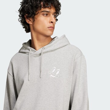 ADIDAS ORIGINALS Sweatshirt 'Q1 Made By Nelson' in Grau