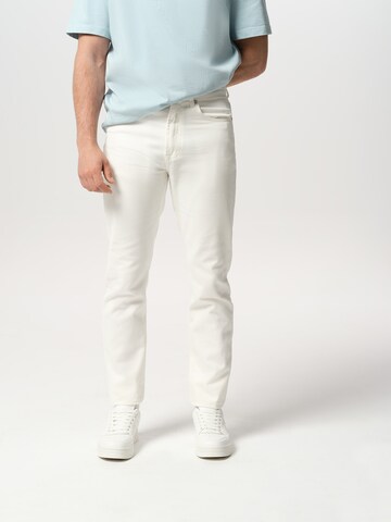 Slimfit Jeans 'Rafael' di ABOUT YOU x Jaime Lorente in bianco: frontale