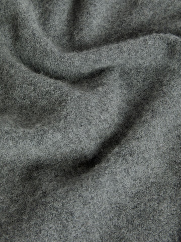 Lyle & Scott Scarf in Grey