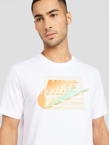Tricou 'FUTURA' de la Nike Sportswear pe alb