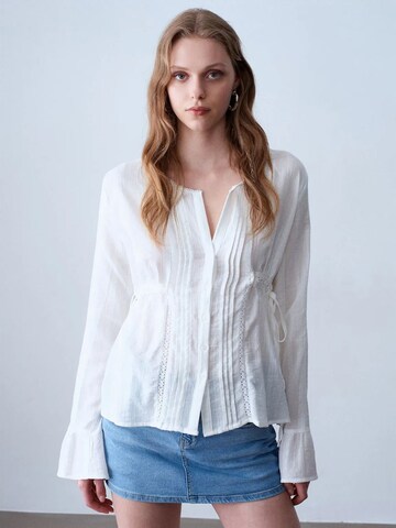 Dilvin Blouse in White: front