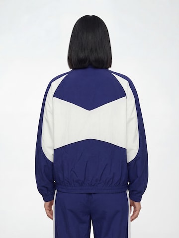 V!BE STUD!OS Демисезонная куртка в Синий