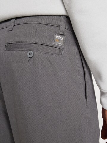ALPHA INDUSTRIES - Loosefit Pantalón chino en gris