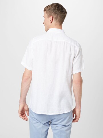 Coupe regular Chemise Abercrombie & Fitch en blanc