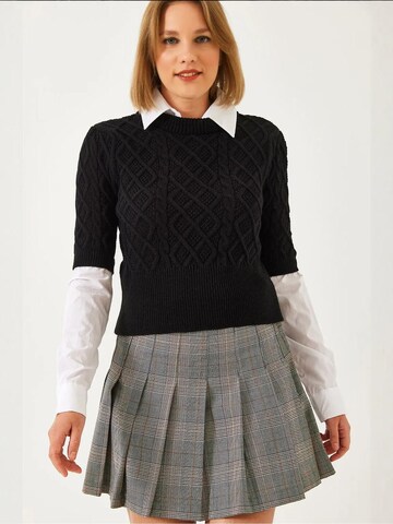 Bianco Lucci Sweater in Black: front