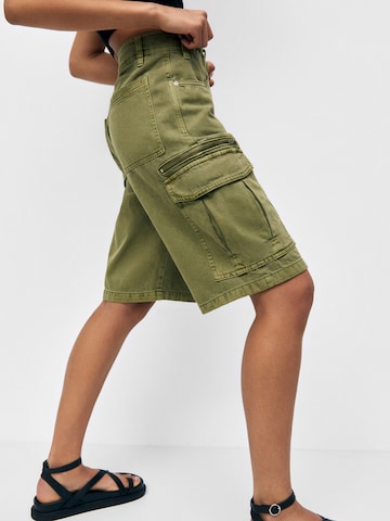 Pull&Bear Широка кройка Карго дънки в зелено