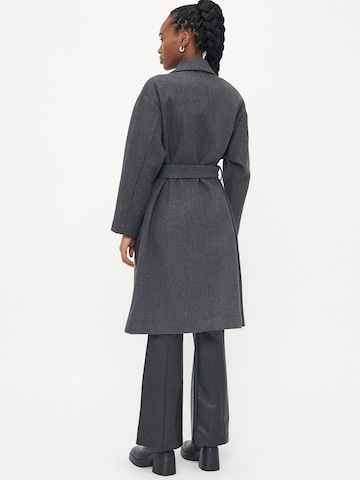 Vero Moda Petite Преходно палто 'VMFORTUNE' в сиво