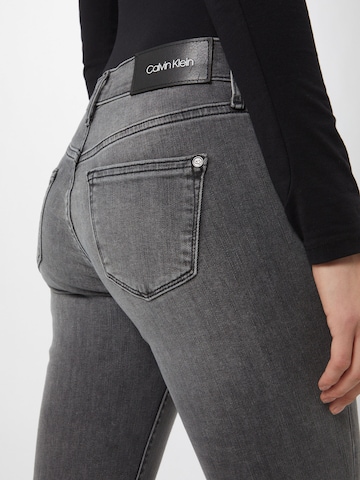 Slimfit Jeans di Calvin Klein in grigio