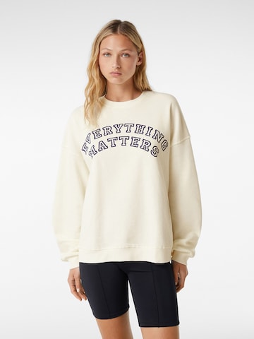 Sweat-shirt Bershka en beige : devant