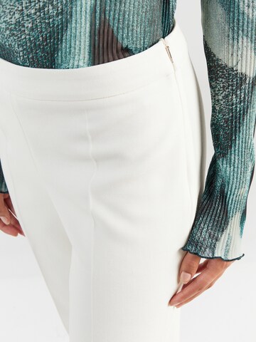 BOSS Normalny krój Spodnie w kant 'Tiluna' w kolorze biały