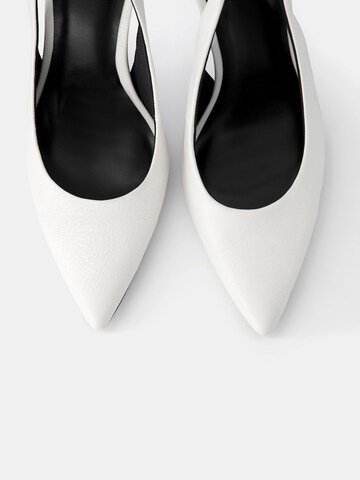 BershkaCipele s potpeticom i otvorenom petom - bijela boja