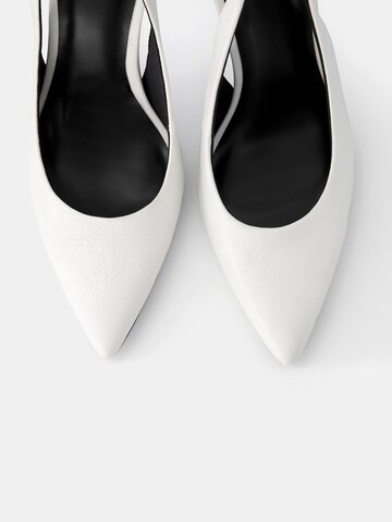 Bershka Slingpumps in Wit