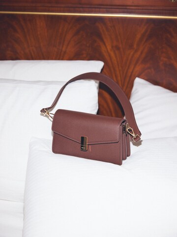 Estro Shoulder Bag '87443' in Brown: front
