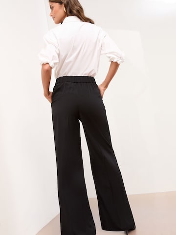 Lipsy - Pierna ancha Pantalón plisado en negro