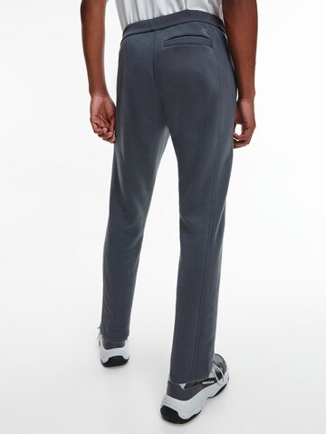 Calvin Klein Jeans Tapered Hose in Grau