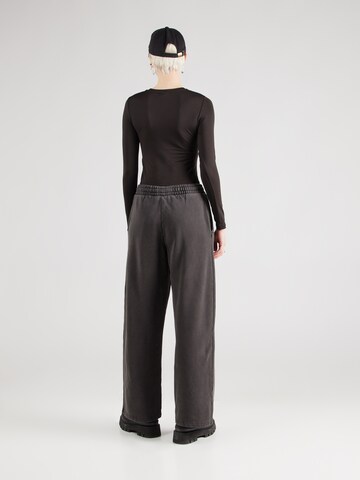 Wide leg Pantaloni di WEEKDAY in marrone