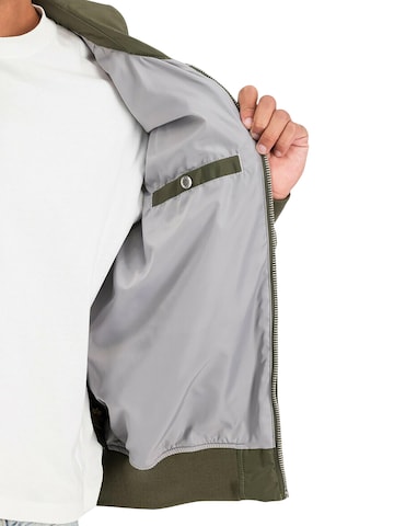 ALPHA INDUSTRIES Between-Season Jacket in Green