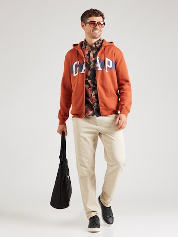 GAP Sweatvest 'HERITAGE' in Bruin