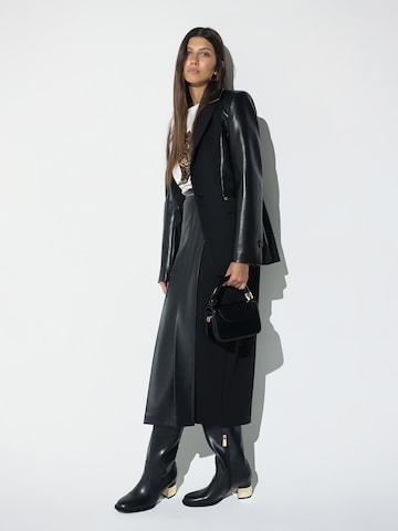 Lola Casademunt Rock in Schwarz