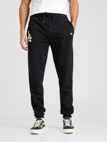 NEW ERA Tapered Broek 'ESSENTLS' in Zwart: voorkant