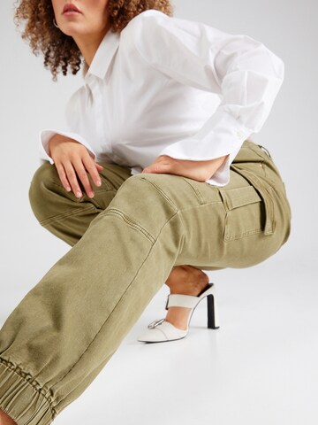 ONLY Carmakoma - Tapered Pantalón vaquero cargo 'CARMISSOURI' en verde