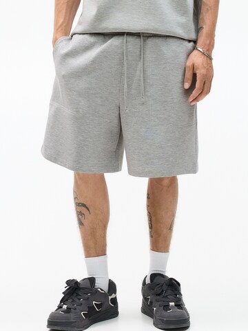 Pull&Bear Loose fit Trousers in Grey: front