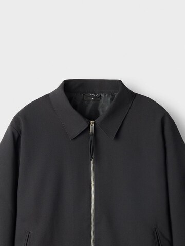 Burocs Between-Season Jacket 'Zipped' in Black