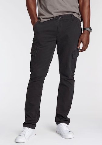 DELMAO Regular Cargo Pants in Black: front