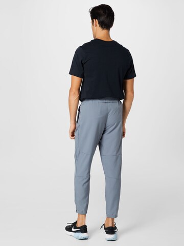 Effilé Pantalon de sport 'Challenger' NIKE en gris