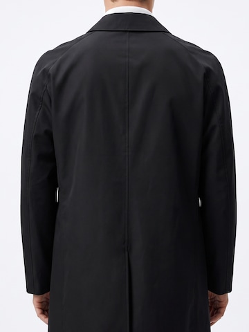 ALLTHEMEN Between-Seasons Coat 'Hauch' in Black