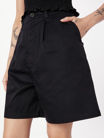 Wide leg Pantaloni cutați 'SABITHA' de la MELAWEAR pe negru