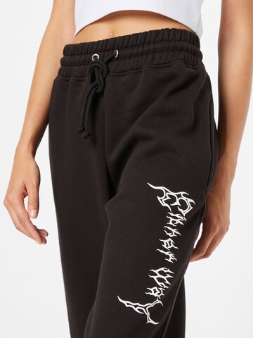 Public Desire - Tapered Pantalón 'GOTHIC' en negro