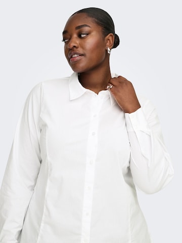 Chemisier 'CARAmmy' ONLY Carmakoma en blanc