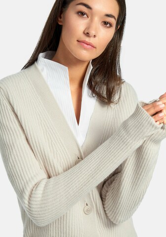 Cardigan include en gris