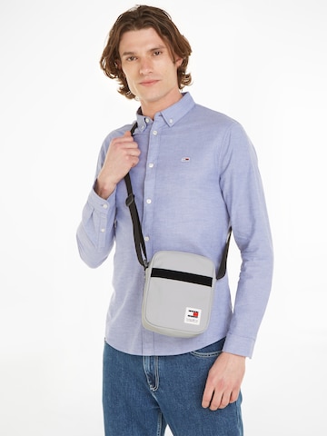 Tommy Jeans Crossbody Bag in Grey: front