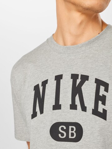 Tricou de la Nike SB pe gri