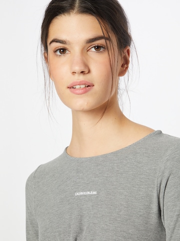 T-shirt Calvin Klein Jeans en gris