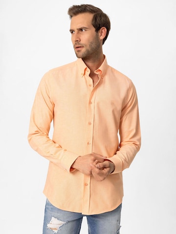 Coupe slim Chemise Dandalo en orange : devant