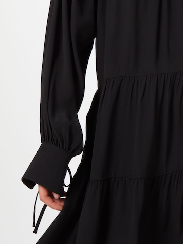 modström Šaty – černá