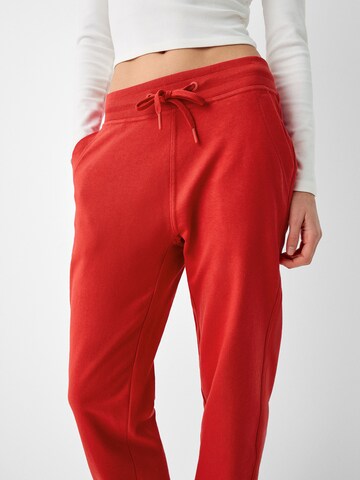 Bershka Tapered Broek in Rood