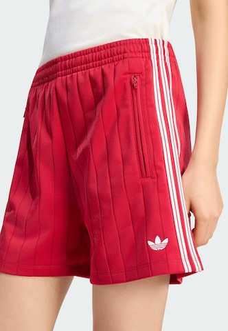 ADIDAS ORIGINALS - Loosefit Pantalón 'Firebird' en rojo